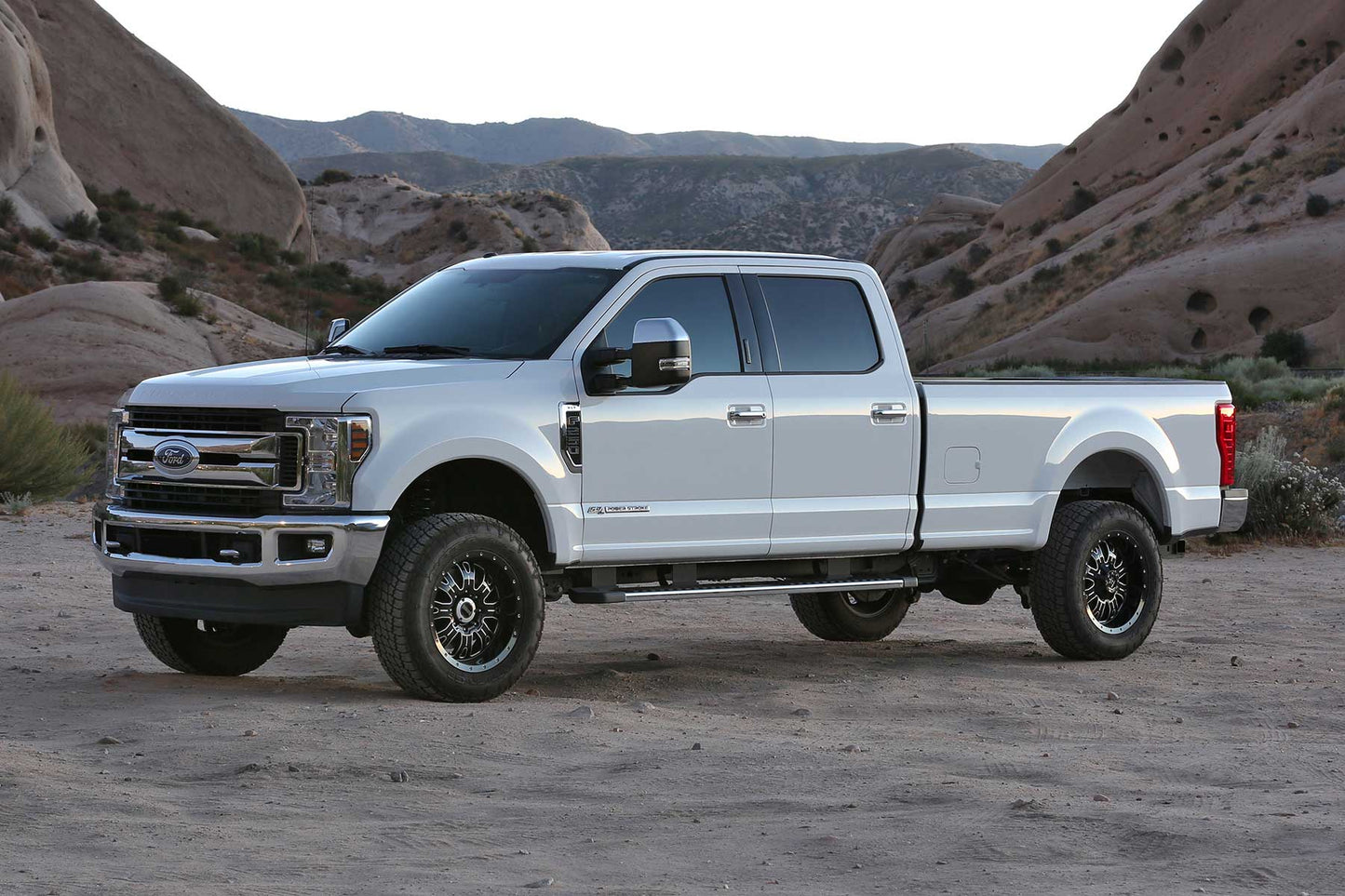 Fabtech 17-24 Ford F250/F350 4WD Diesel 2.5in Basic Coil Kit w/Perf Shk